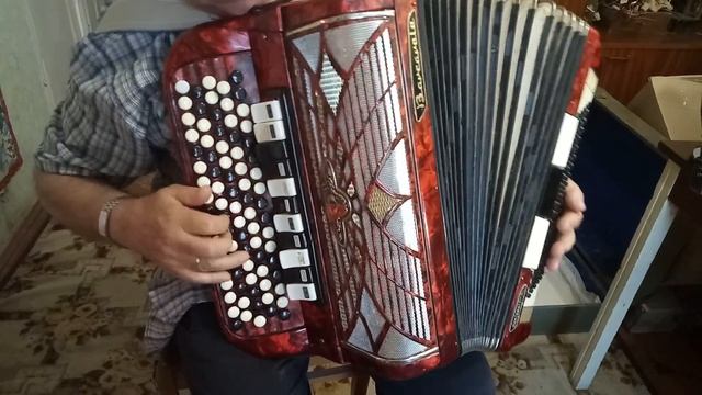 Сравнение простого баяна Barcarole Professional и Barcarole Professional с итальянскими голосами смотреть онлайн