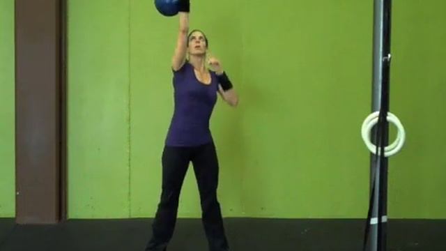 ICKB Girl demos Good vs. Bad form in Kettlebell Lifting смотреть онлайн