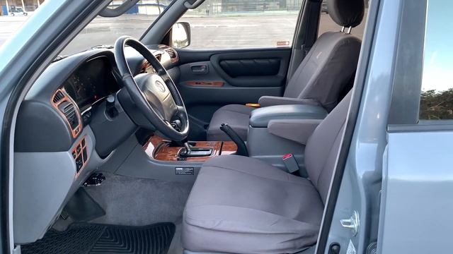 1999 Toyota Land Cruiser 100 Series in Cement Grey смотреть онлайн