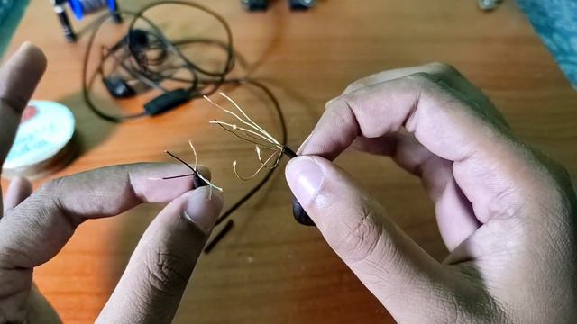 How To Repair A Old Earphone Without Soldering Iron :-ईरफ़ोन को बिना सोल्डरिंग के रिपेयर करे смотреть онлайн