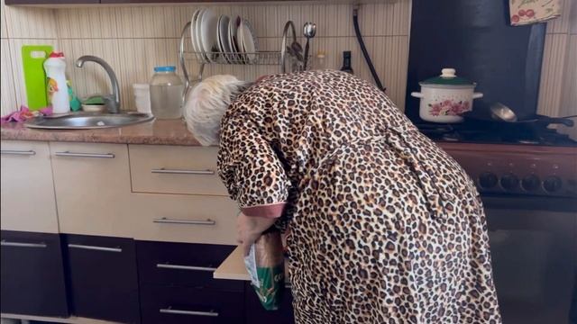 Мамалига та фасую мясо собакам