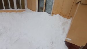 Завалинка из снега. Быстро утеплить дом зимой. Снеговики на прогулке