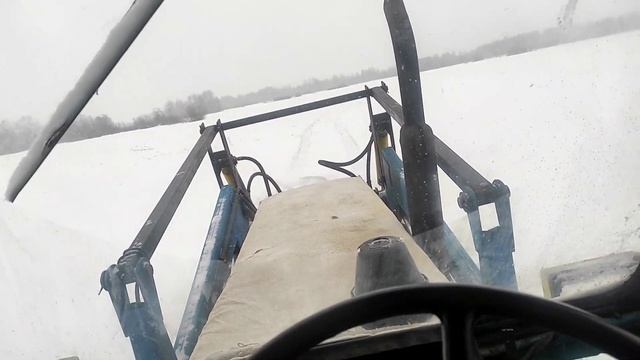 Трактор моей мечты в деле. мтз 82 с куном штурмует снег.