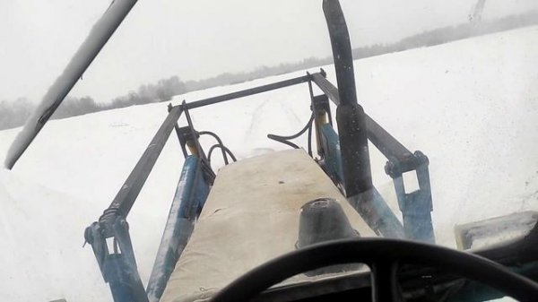 Трактор моей мечты в деле. мтз 82 с куном штурмует снег.