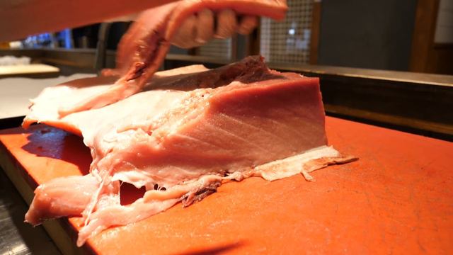100kg급 참다랑어! 직접 볼 수 있는 대형 참치 해체쇼! / Giant bluefin tuna cutting show - Korean street food смотреть онлайн