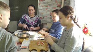 ГОТОВИМ НА РОЖДЕСТВО/ВСЕ ЗА СТОЛОМ/СЕМЬЯ ПЕРОВЫХ/