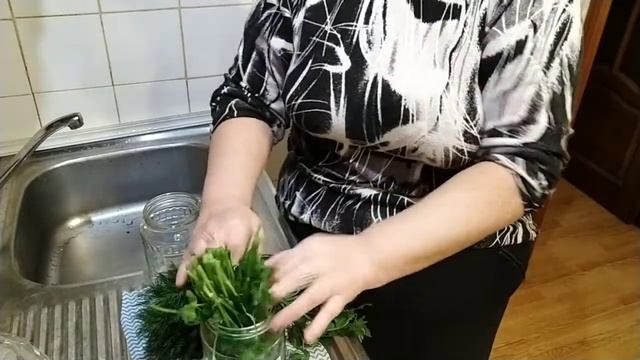 КАК СОХРАНИТЬ УКРОП И ПЕТРУШКУ СВЕЖИМИ ДОЛГО. смотреть онлайн