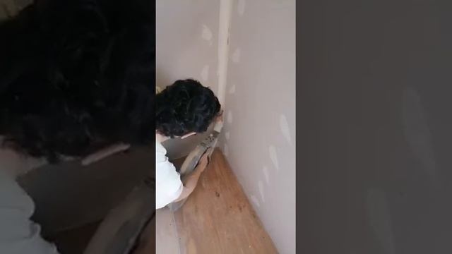 Банджо для наклейки бумаги на швы гипсокартона в действие