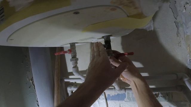 Как правильно слить воду с (водонагревателя) БОЙЛЕРА. смотреть онлайн