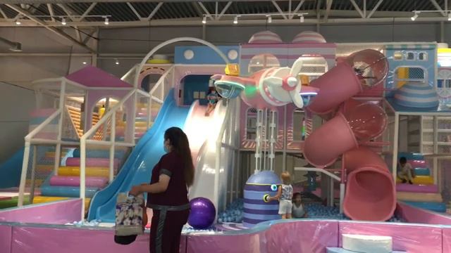 побывали в детской игровой комнате|встретились с Софой и Аяной|подарочки от бабушки Нюте смотреть онлайн