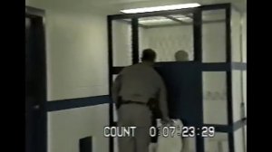 Заключенного ведут на казнь.Реальное видео тюремного архива