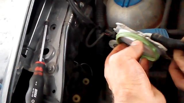 VW TOURAN 1.9TDI HOW TO CHANGE FUEL FILTER смотреть онлайн