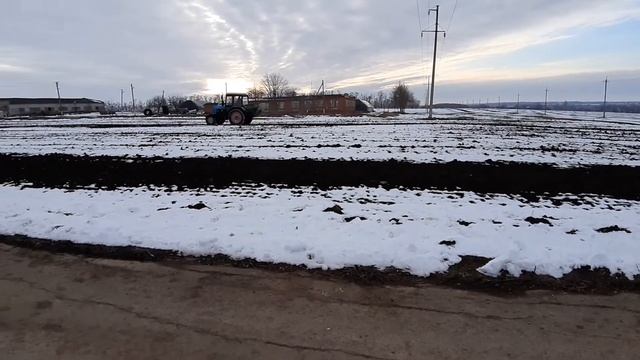 начинаем работать, вносим удобрения под картофель смотреть онлайн