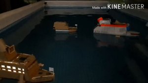 Круизный лайнер из картона в ночи