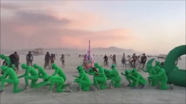 Надувные фигуры инопланетяне по заказу Андрея Бартенева для фестиваля Burning Man смотреть онлайн