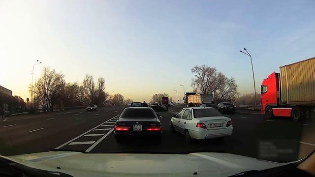 На въезде в Алматы перевернулся автомобиль смотреть онлайн