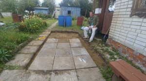 Укладка тротуарной плитки на даче бесплатно, зона отдыха своими руками.