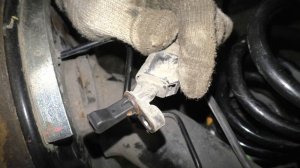 Замена заднего датчика ABS на VW Polo Sedan и Skoda Rapid