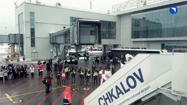 МС-21 в ливрее "России" доставил Деда Мороза на новогоднюю елку в Нижнем Новгороде смотреть онлайн