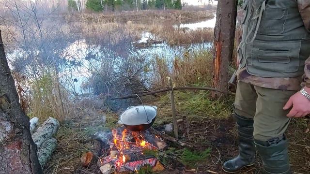 Рыбалка в октябре/Коптим рыбу/Уха на реке смотреть онлайн