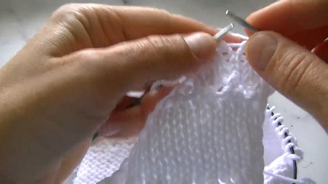 ВЯЖЕМ КРАСИВЫЙ , ЛЕТНИЙ ТОП С ГОРИЗОНТАЛЬНЫМ УЗОРОМ СПИЦАМИ. смотреть онлайн