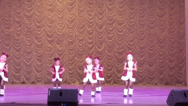 Первое выступление Рианы на сцене. Танец бурундуков. Dance for children. смотреть онлайн