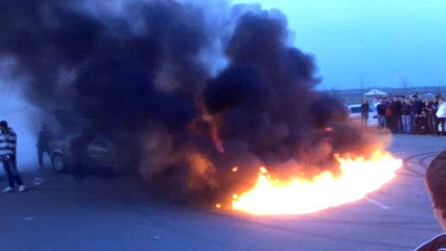 Дымящаяся резина, развлечение молодёжи смотреть онлайн