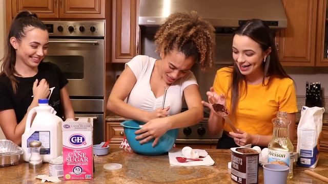 BAKING WITHOUT INSTRUCTIONS CHALLENGE feat. THE MERRELL TWINS!! смотреть онлайн