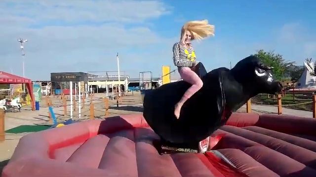 Блондинка на быке))) Родео!!! Шальное развлечение!!!!!! смотреть онлайн