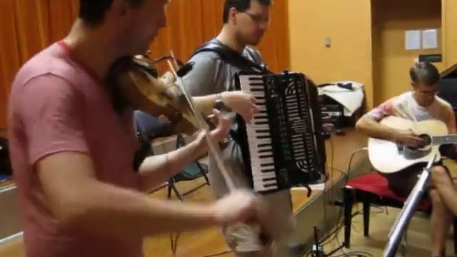 "Green Light Karma" at Glen Echo, MD Contradance 2011-06-17 / CALLER: Michael Barraclough смотреть онлайн