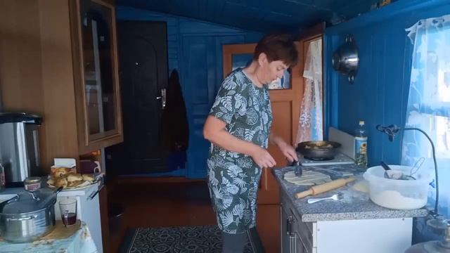 Пеку подушечки /Ура, рубят дрова!!! Завалили гостинцами!! смотреть онлайн