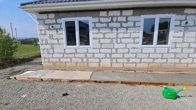 Строим дом. Начали отмостку, установили сантехнику, привезли технику для кухни.