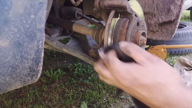 Замена передних тормозных колодок Рено Логан ( Renault Logan) и Лада Ларгус.