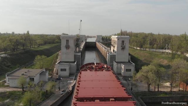 Теплоход Святой Георгий Победоносец заходит во 2й шлюз ВДСК смотреть онлайн