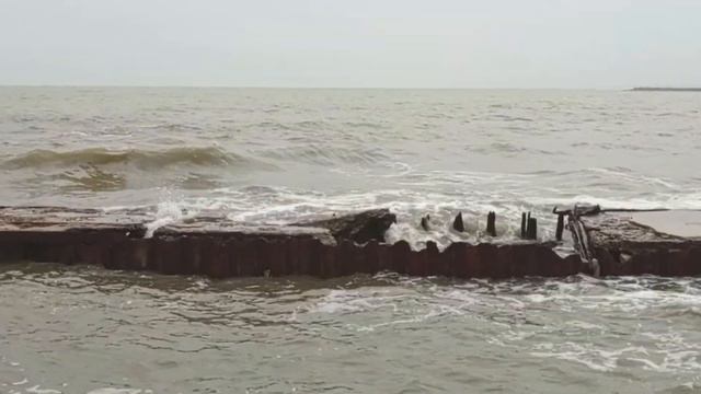 Мариуполь. Азовское море штормит. Левый берег. 3.12.2023 смотреть онлайн