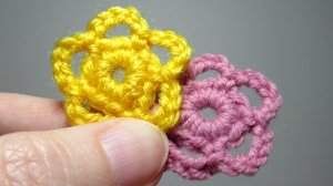 Как связать цветок крючком. Самый простой вязаный цветок для начинающих