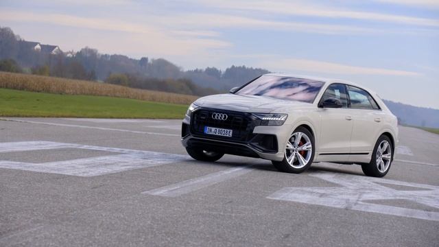 Footage: Audi Q8 TFSI e Vikunjabeige смотреть онлайн