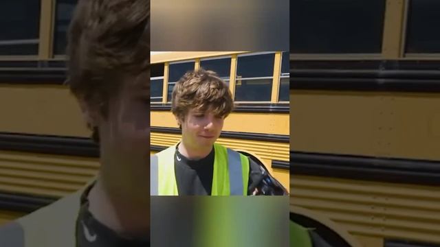 Танк против двух автобусов