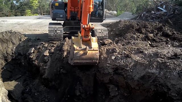 Гусеничный мини-экскаватор Hitachi Zaxis 120 смотреть онлайн