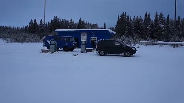 На бензозаправке в лесу.MP4 смотреть онлайн