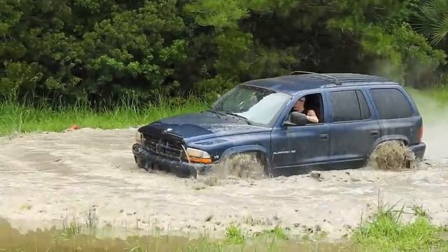 Dodge Durango Turning Hard in Deep Mud смотреть онлайн