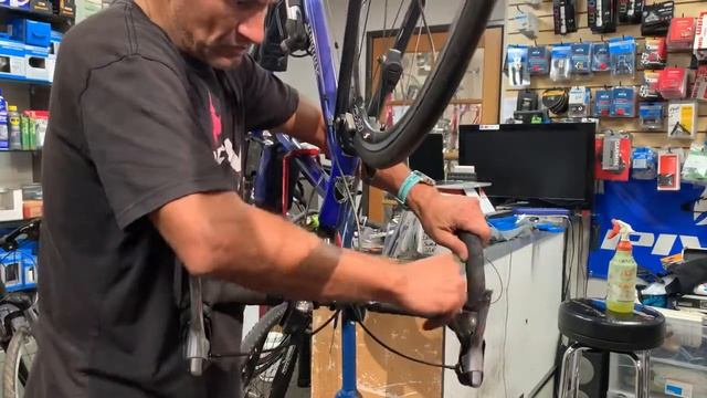 Stuck Shimano Shifter Ultegra 6600 10 Speed - how to fix and free up stuck shifter. смотреть онлайн