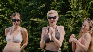 ТАНЕЦ ТРИО БИКИНИ!.mp4