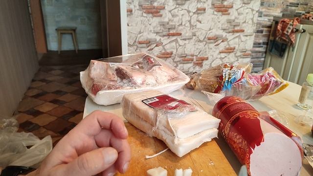 Купил самое вкусное сало и колбаски.