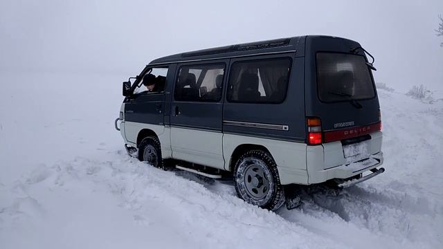 Mitsubishi Delica попытка съезда в поле смотреть онлайн