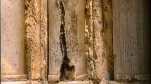 Благодатный Огонь  Расколотая колонна