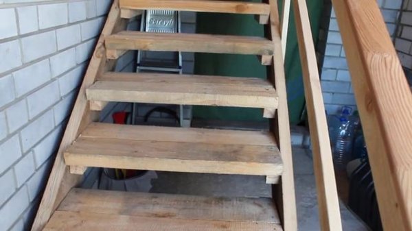 Как сделать  ПРОСТУЮ  и Удобную   ДЕРЕВЯННУЮ ЛЕСТНИЦУ своими руками .