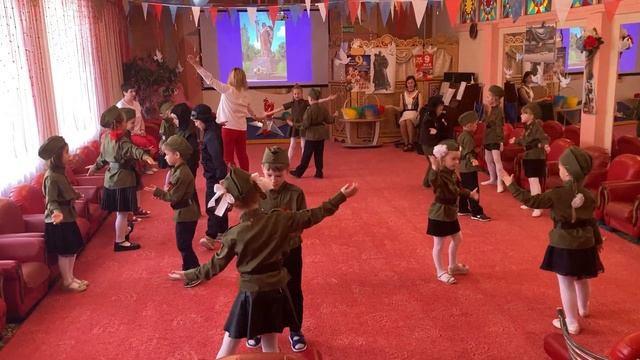 Танец "Катюша". Группа №8 "Знайки" смотреть онлайн