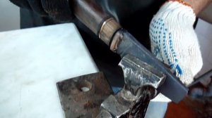 Снимаю рукоять с поломанного ножа.