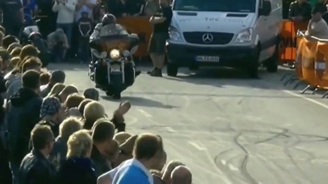 Безбашенные трюки на тяжелых мотоциклах смотреть онлайн